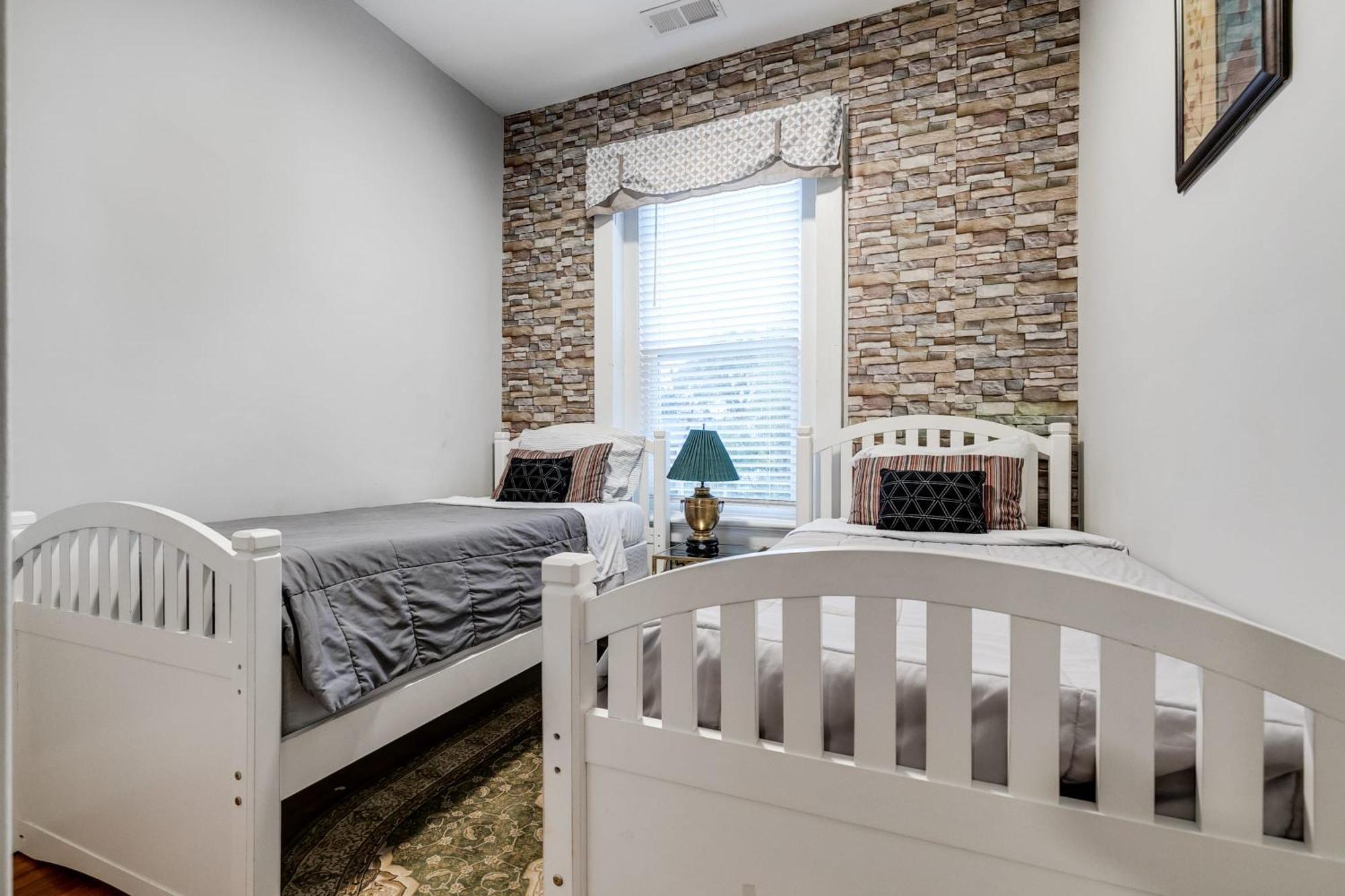 E2 Centrally Located In Carytown Fully Fenced Richmond Bagian luar foto