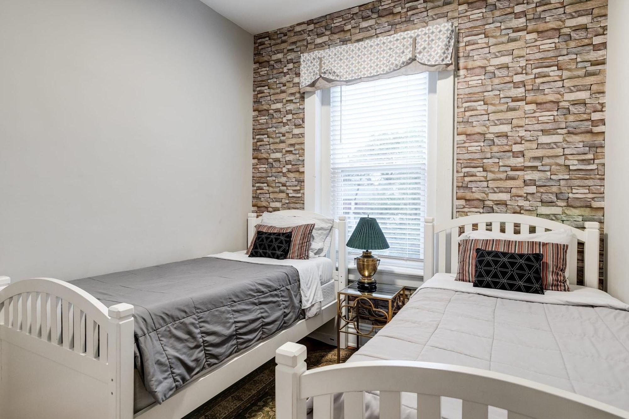 E2 Centrally Located In Carytown Fully Fenced Richmond Bagian luar foto